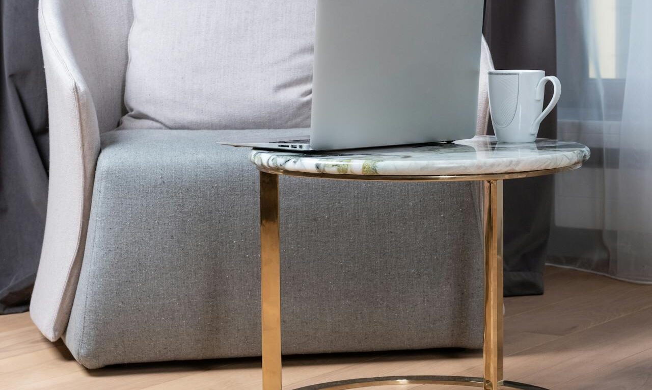 mały stolik kawowy w salonie