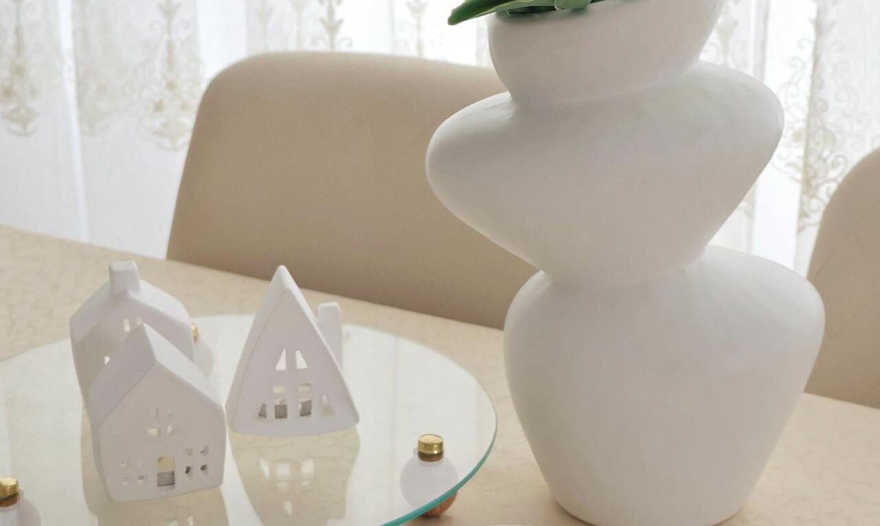 dekoracyjny wazon na kwiaty na stole